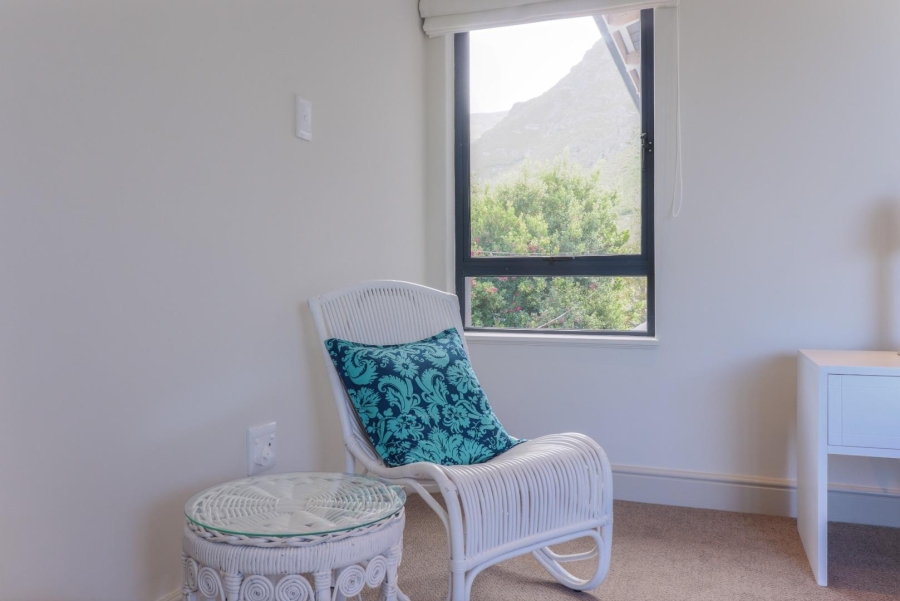 To Let 6 Bedroom Property for Rent in Voelklip Western Cape